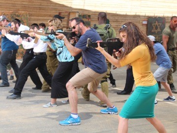 הארץ: בין אש חיה למטרות דמות